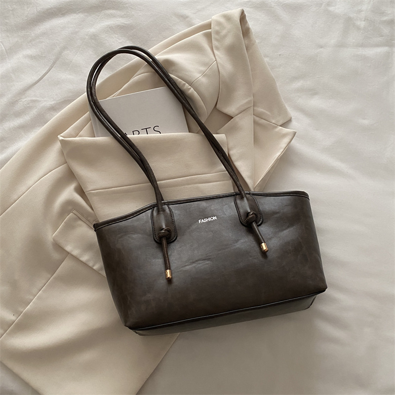 Bolsa de gran capacidad para mujeres otoño y invierno versátil 2024 nueva bolsa de hombro casual de brazo de este año popular bolsa de viaje