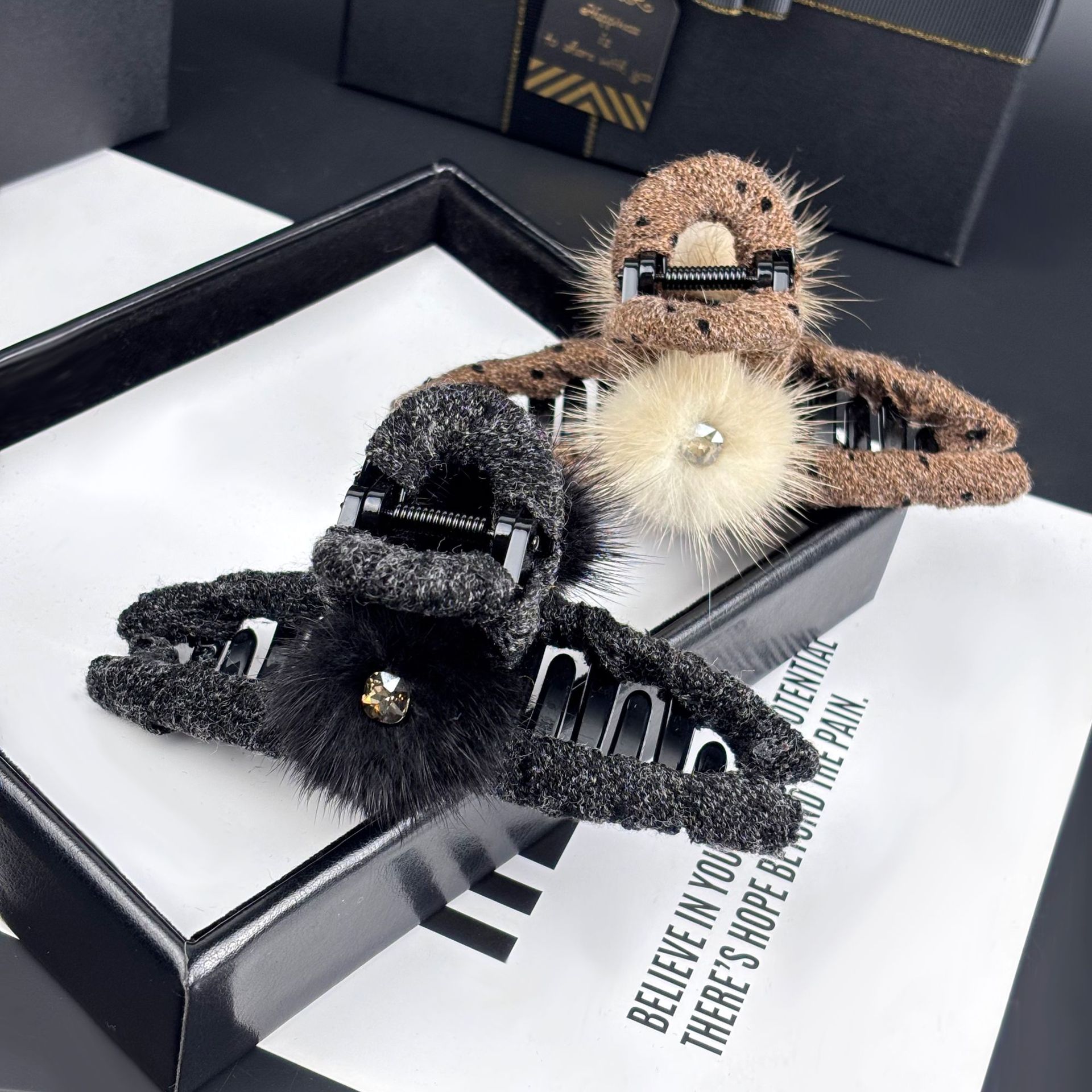 2025冉然新款水貂毛球抓夹高级感后脑勺鲨鱼夹水钻百搭盘发头饰