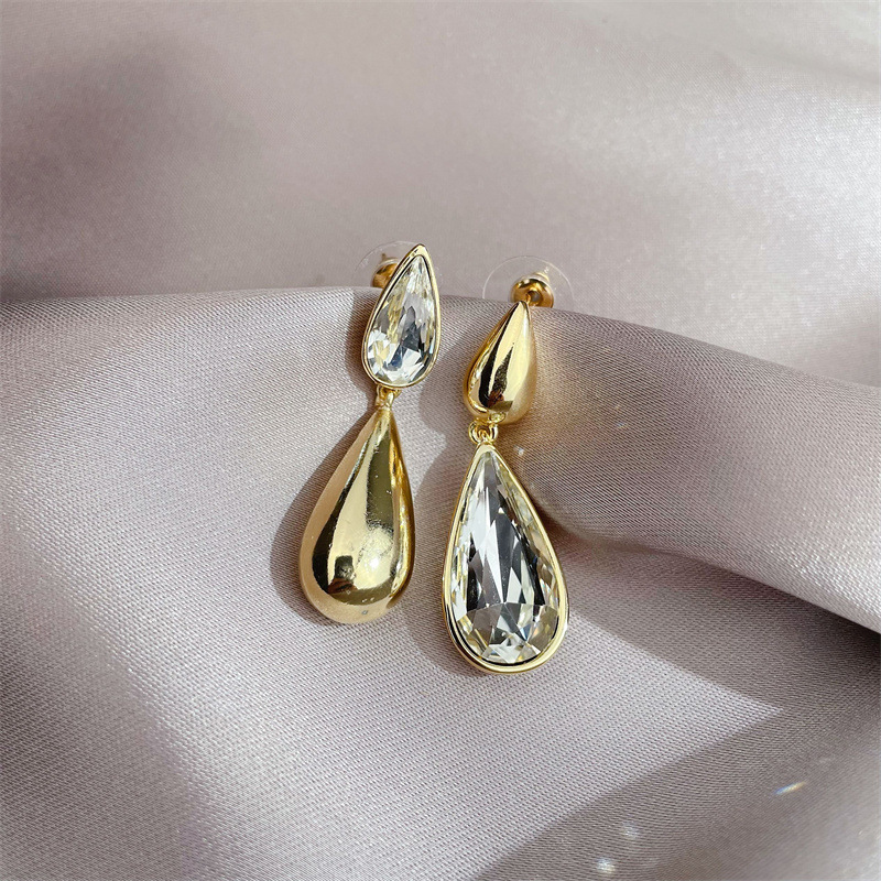 Fashion New Asymmetrical Drop Simple Atmosphere Earrings display picture 3