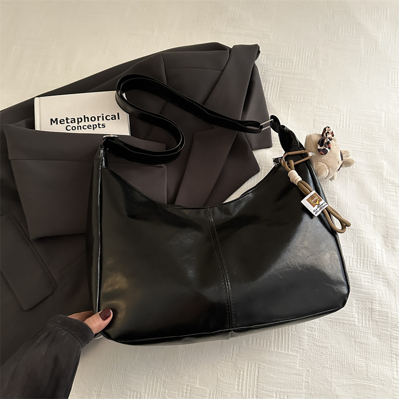 Bolsos de brazo de nicho coreano para mujeres invierno 2024 nuevo bolso retrógrado de gran capacidad, bolso de moda versátil.