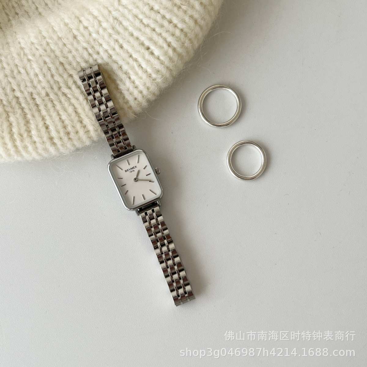 2023 Luz de lujo retro nicho serie retro pequeño reloj cuadrado cuarzo correa de acero reloj mujer simple reloj de mujer de alto grado