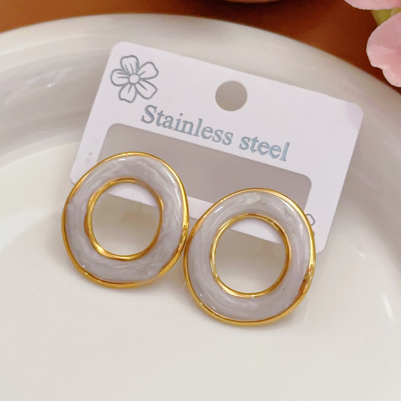 【E0218】Pendientes de botón blancos con diseño de anillo retorcido