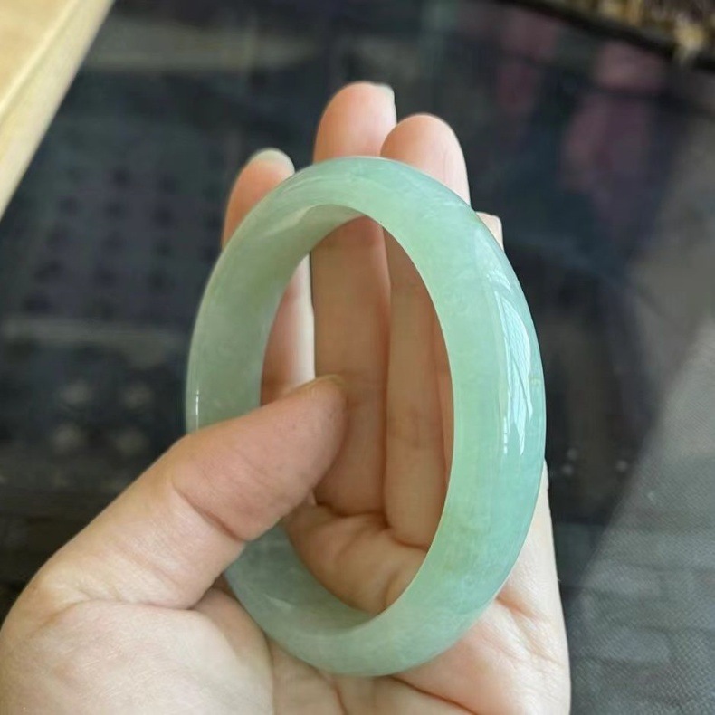 Vòng tay nữ ngọc bích tự nhiên Miến Điện băng sáp xanh nhạt cao cấp có giấy chứng nhận chi tiết 2