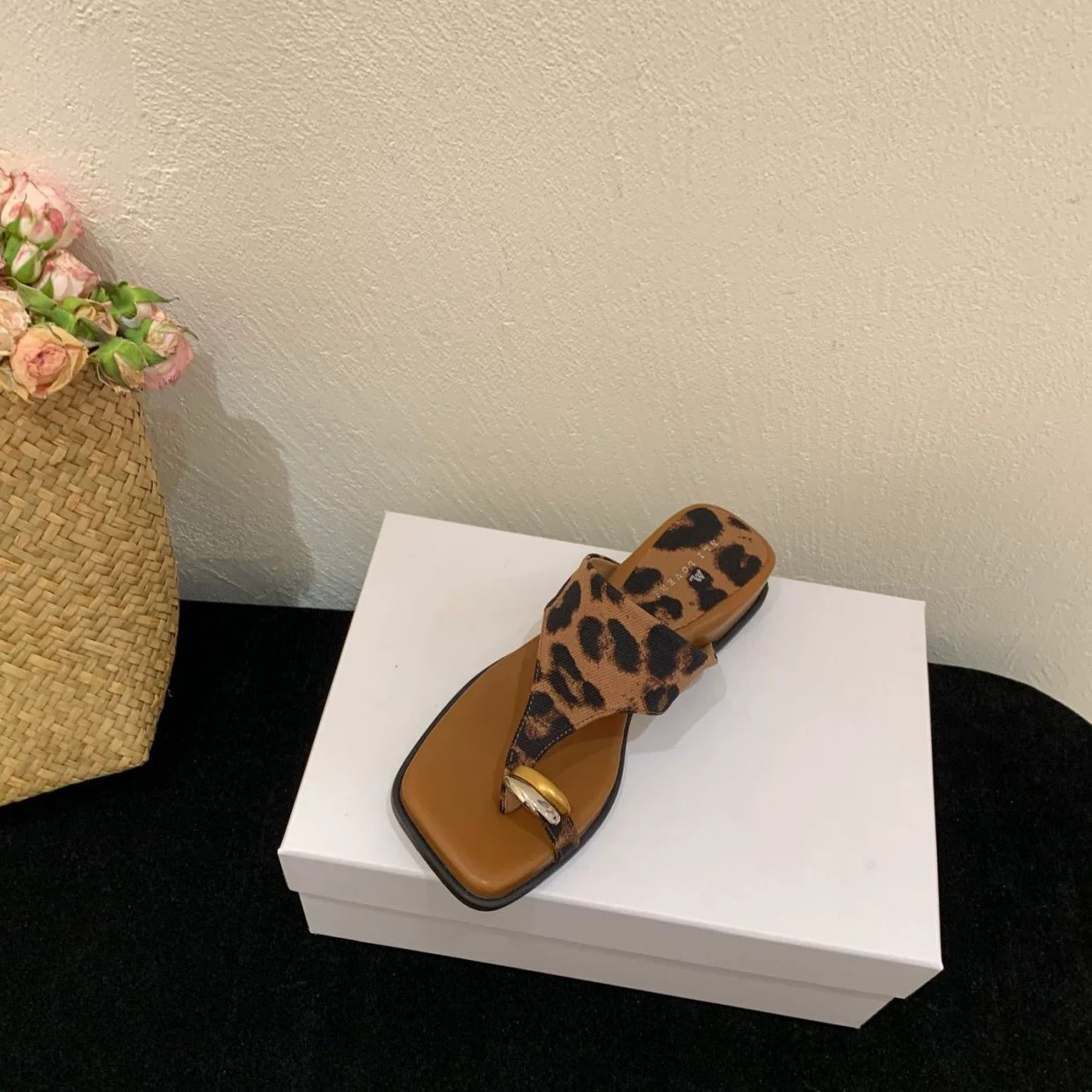 2025 New European And American Fashion Thick-Soled Women's Flip-Flops Leopard Print Beach Sandals_voghion.com
