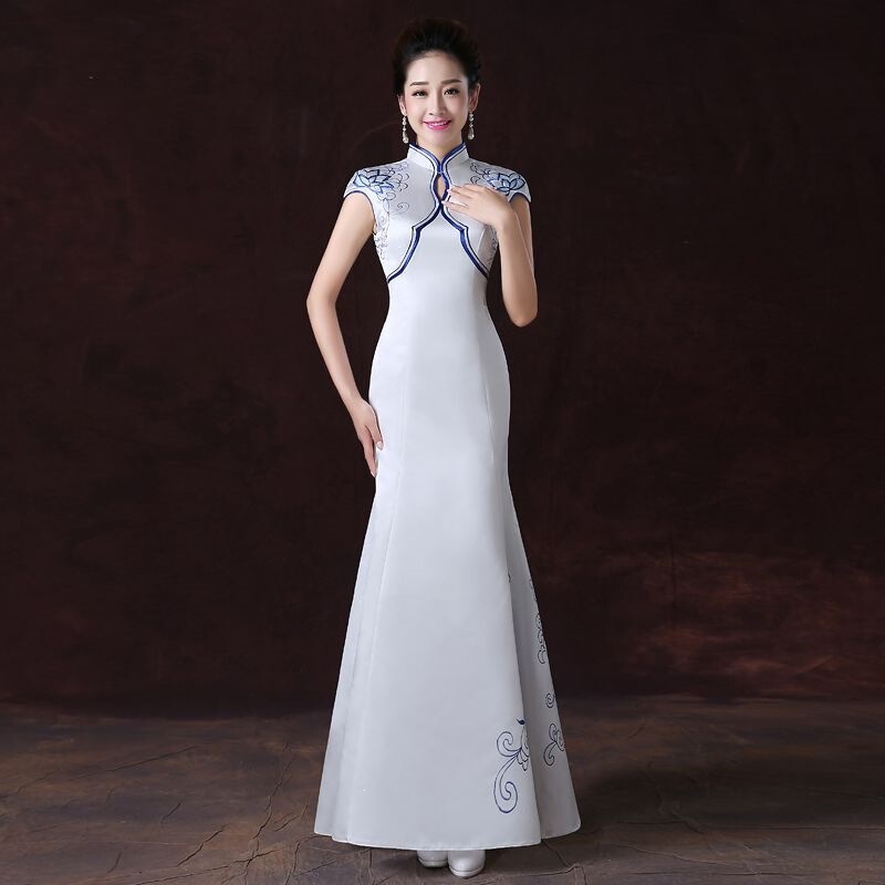 New-Style Long Cheongsam for Etiquette Hostesses, Blue and White Porcelain Design, Suitable for Hotel Openings, Reception, Welcome, Award-Giving, and Student Etiquette Team Attire New-Style Long Cheongsam for Etiquette Hostesses, Blue and White Porcelain Design, Suitable for Hotel Openings, Reception, Welcome, Award-Giving, and Student Etiquette Team Attire
