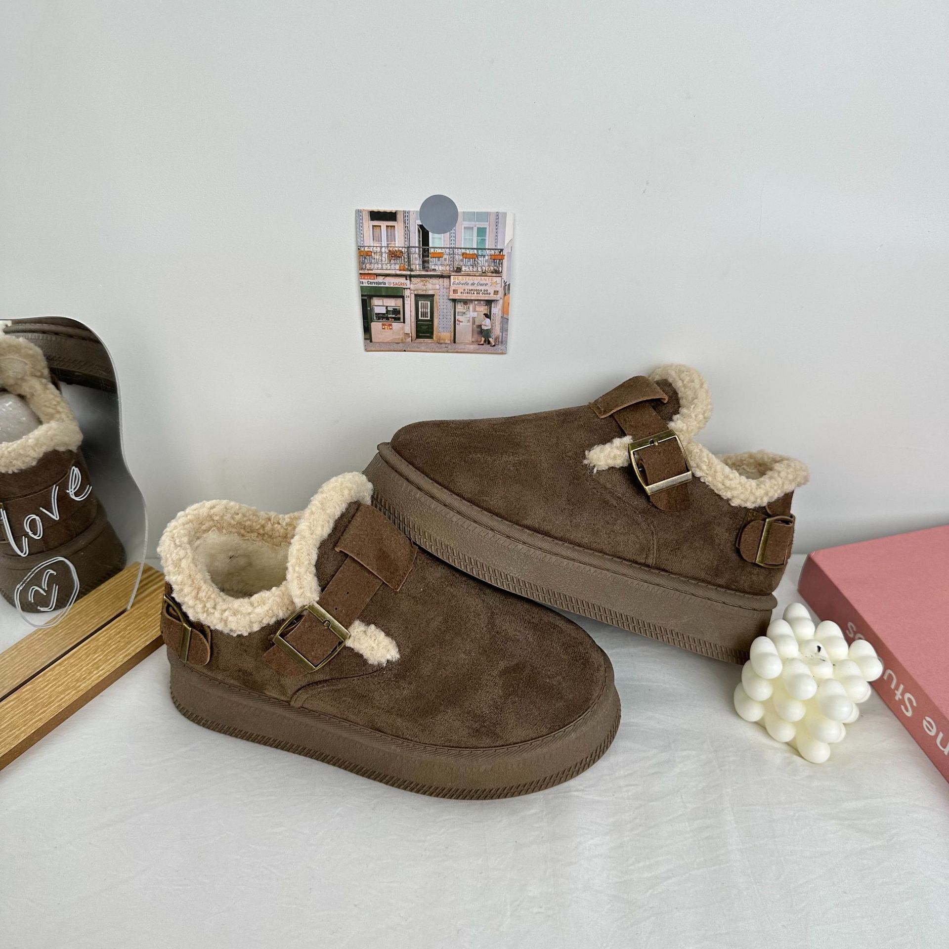Zapatos de algodón de suela gruesa de invierno de onda lejana 2024 botas cortas de punta media más terciopelo Botas de nieve para mujer de nicho de todo fósforo