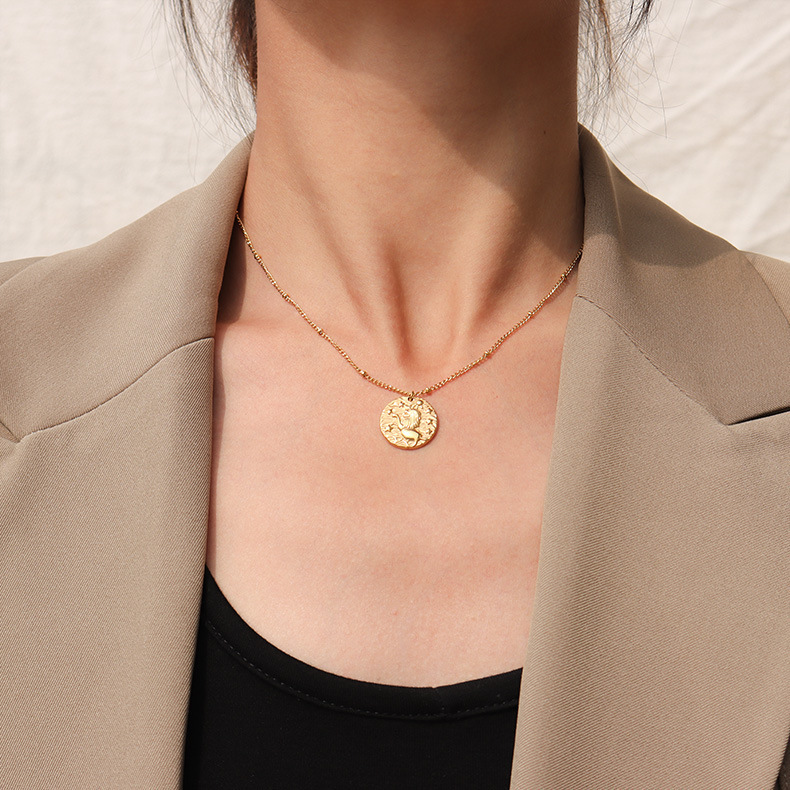 European and American retro medieval relief lion gold pendant necklace women jewelry cross-border titanium steel plated 18K gold wholesale