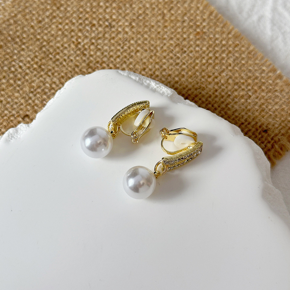 Versión coreana del temperamento de camelia, sin orejas perforadas, pinza para la oreja, flor de perla, tablero de ajedrez, pinza para la oreja triangular con diamantes, pendientes de nicho para mujeres