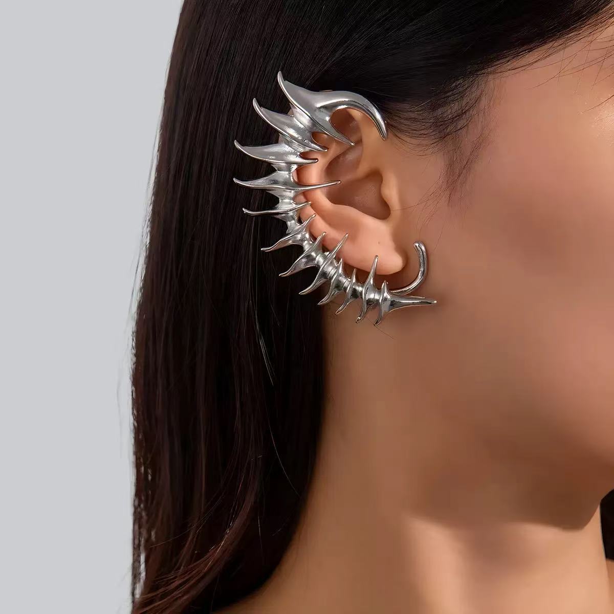 Unique fishbone spine ear cuffs, punk-style non-pierced ear clips, dark niche alien-shaped earrings, European and American accessories