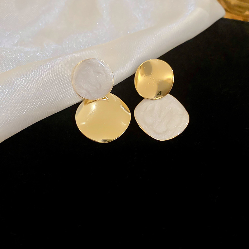 Oro real electrochapado aguja de plata gota aceite perla flor pendientes blanco simple del todo-fósforo pendientes de lujo ligero de moda