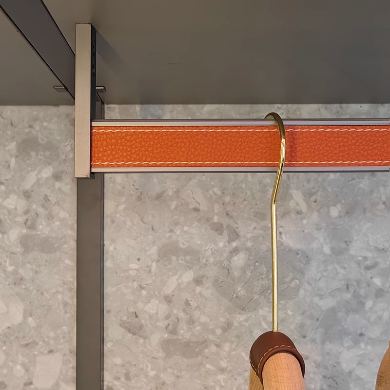 Barra para colgar ropa de aleación de aluminio, riel silencioso antideslizante, barra transversal de cuero gris y dorado, herrajes de alta gama al por mayor.