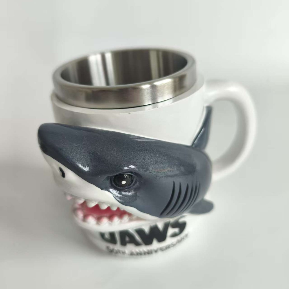 Taza blanca de tiburón enojado (boca pequeña de pie)