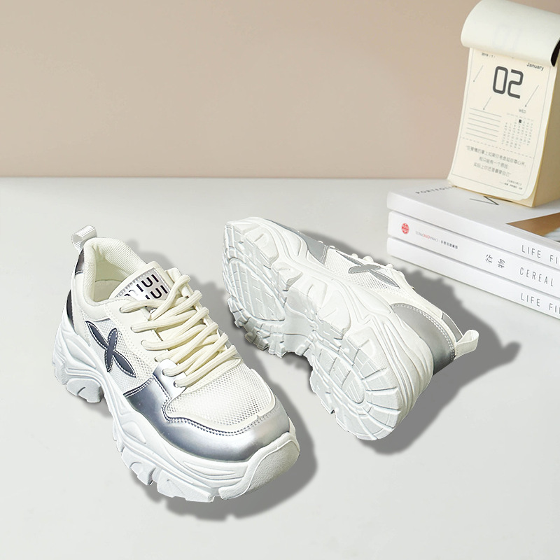 Los zapatos de verano de las mujeres nuevos zapatos blancos transpirables de altura interior de suela gruesa aumentan la altura de los zapatos de mujer 2024 explosión