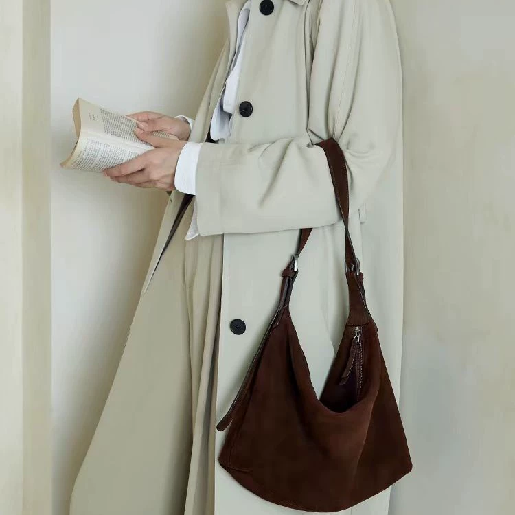 裘真 Matte retro capacious one-shoulder bag