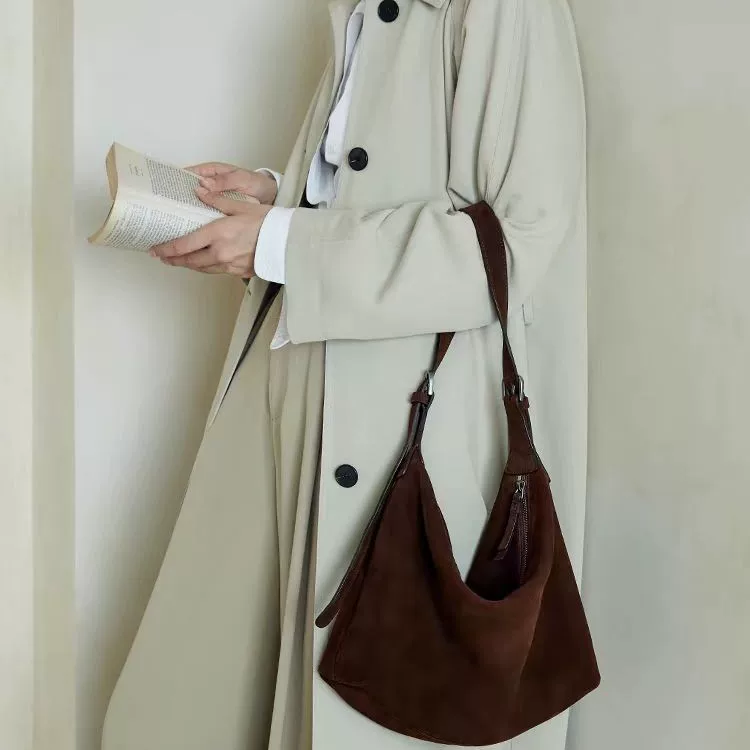 裘真 Matte retro capacious one-shoulder bag