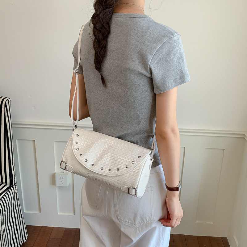 2026 verano nuevo estilo de moda de un solo hombro bolso de mano diseño cotidiano remaches viaje almohada bolsa al por mayor