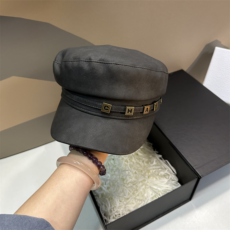 Berretto con visiera piatto in pelle alla moda retrò autunno e inverno nuovo stile per donna Versione coreana versatile berretto da strillone con lettera in metallo_voghion.com