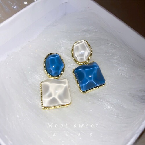 Ocean Heart Blue Contrast Water Wave Pattern Asymmetric Square Earrings for Women, Unique Design with a Touch of Luxury