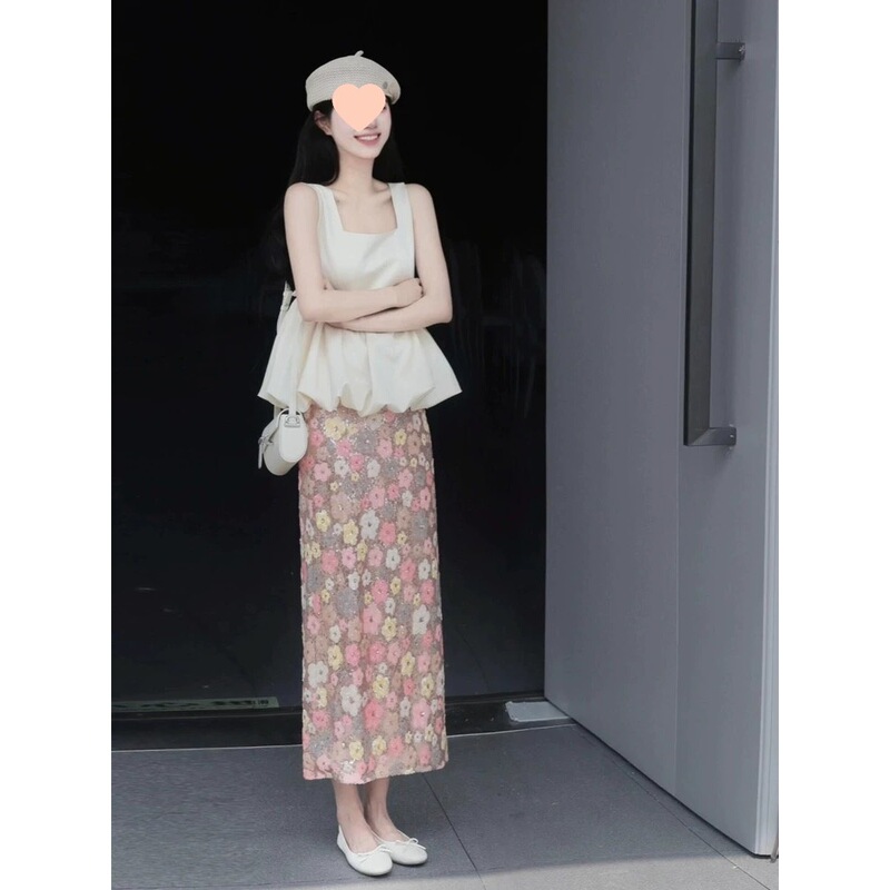 This Year's Trendy and Stylish High-End Fashion Set Includes a Beautiful, Youthful, and Chic Chanel-Style Camisole Top and a Floral Print Skirt for Summer This Year's Trendy and Stylish High-End Fashion Set Includes a Beautiful, Youthful, and Chic Chanel-Style Camisole Top and a Floral Print Skirt for Summer
