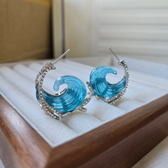 国境を越えた波ストラップ樹脂工芸品スカイブルー波装飾ストラップは美しいペンダントを身に着けているスカイブルー