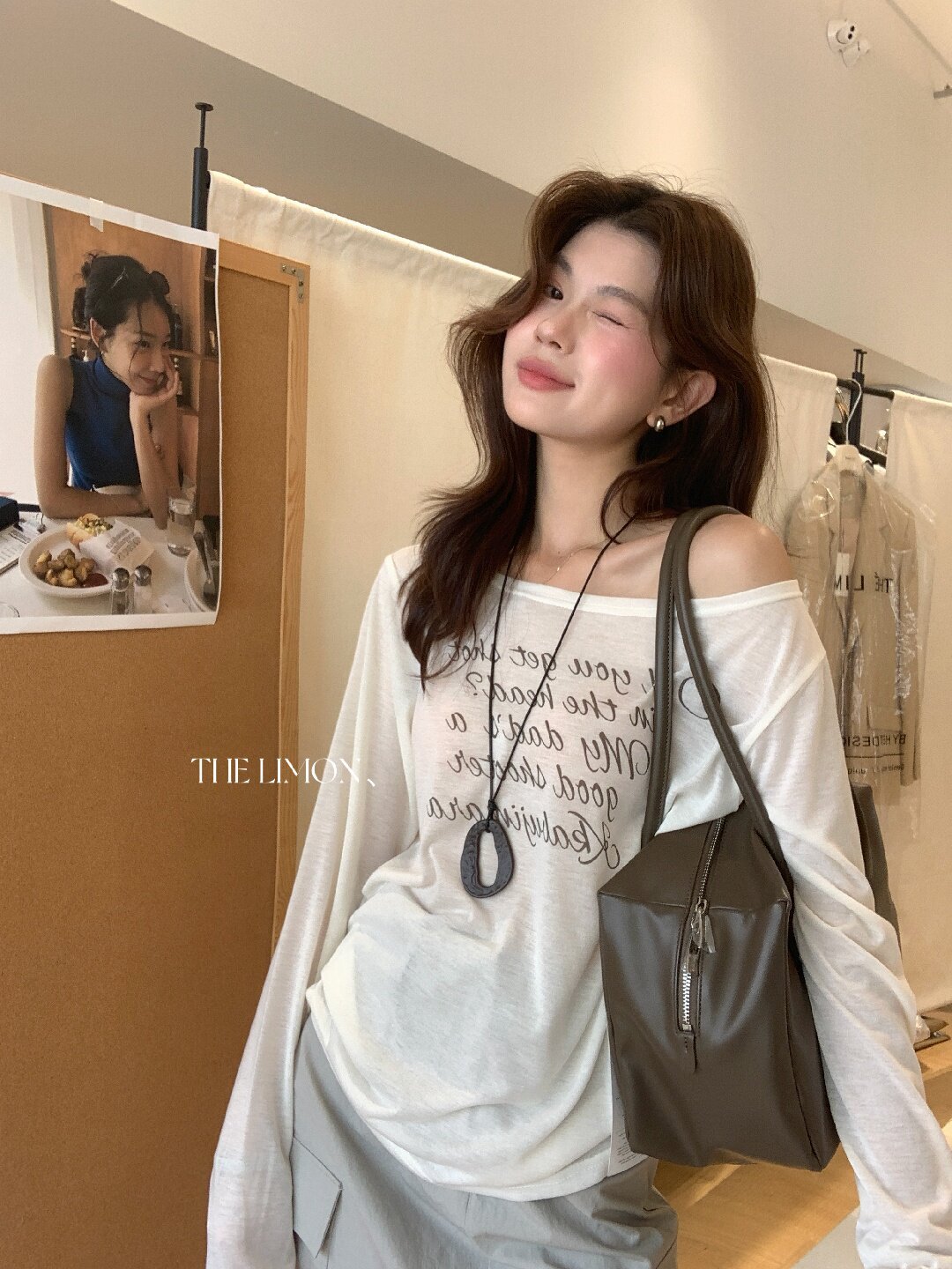 Áo thun nữ tay dài cổ tròn in chữ, phong cách Hàn Quốc, chất liệu cotton thoáng mát — màu đen, màu trắng, màu xám, màu vàng chi tiết 70