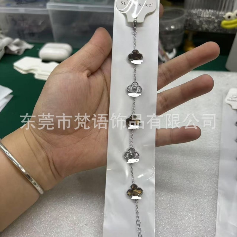 跨境四叶草手链轻奢高级感爆款女镭射首饰配饰新手饰女欧美手饰品|undefined