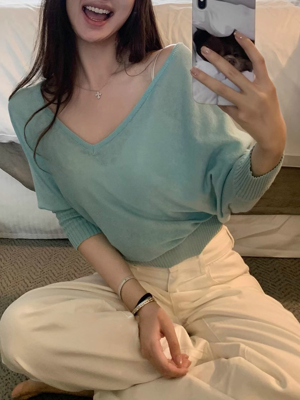 [Aesthetic Preference] Lightweight and Breathable Knitted Blouse + 2-Color Breast Pad Suspender Women's V Neck Cut Out Top Design