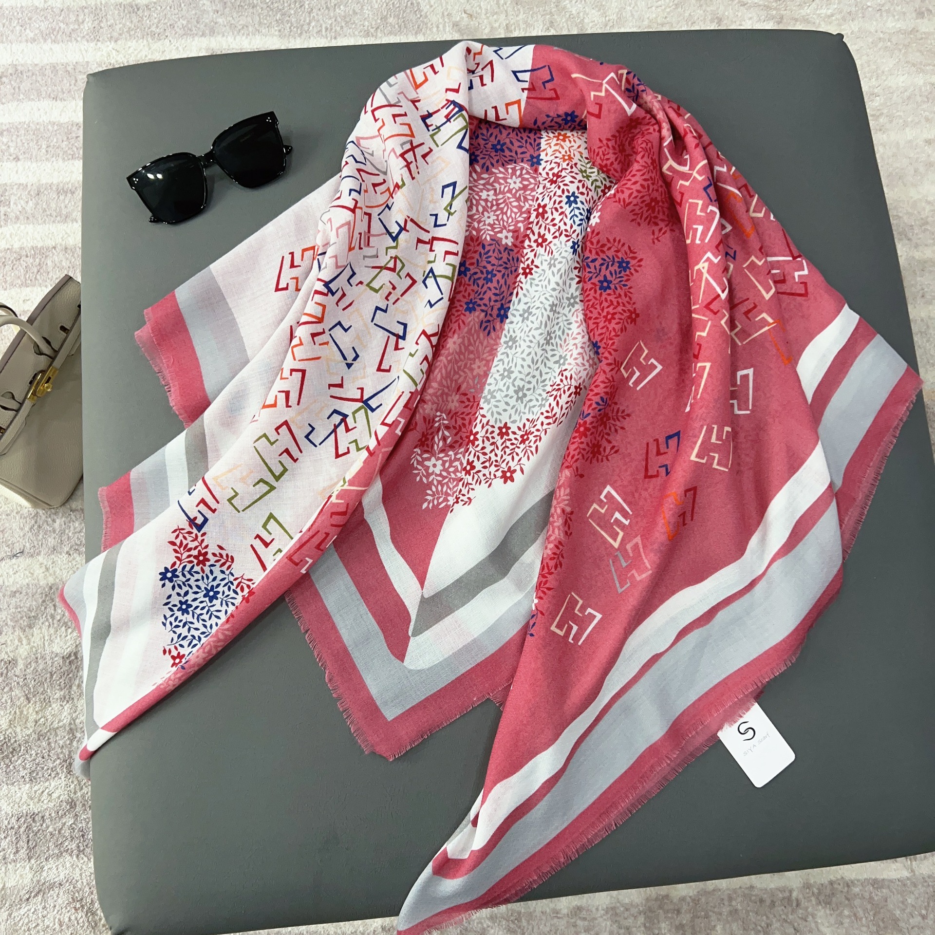 Bufanda grande con estampado de letras H de nuevo estilo 2024, chal moderno y de alta gama, perfecto como regalo navideño para mujeres.