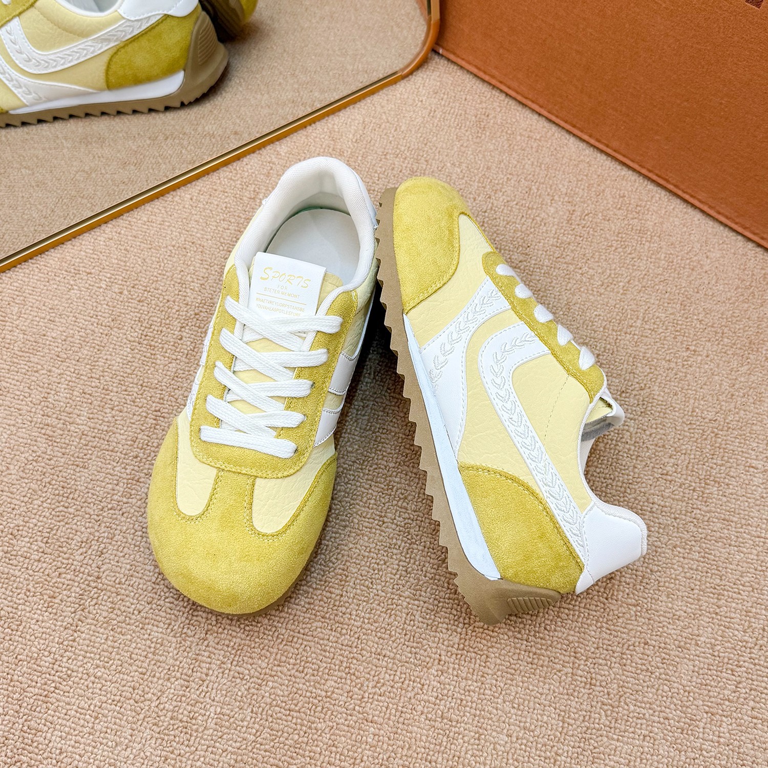 Zapatos retro de entrenamiento de mujeres primavera nuevos zapatos casuales de gamuz de color coincidente con zapatos de cama de dientes de malla de fondo de los estudiantes Agan zapatos de mujer lotes