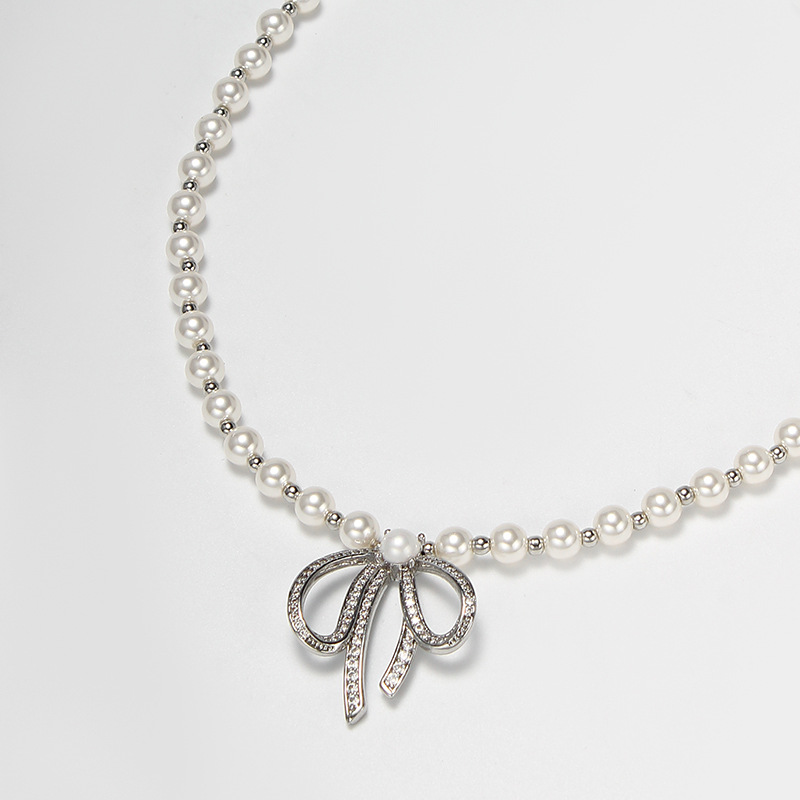 Sophisticated necklace with bow from pearl