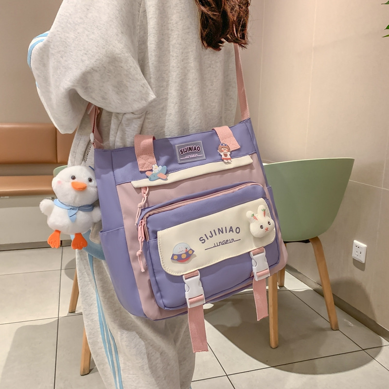 かばんの女性は背もたれを背負っています。|undefined