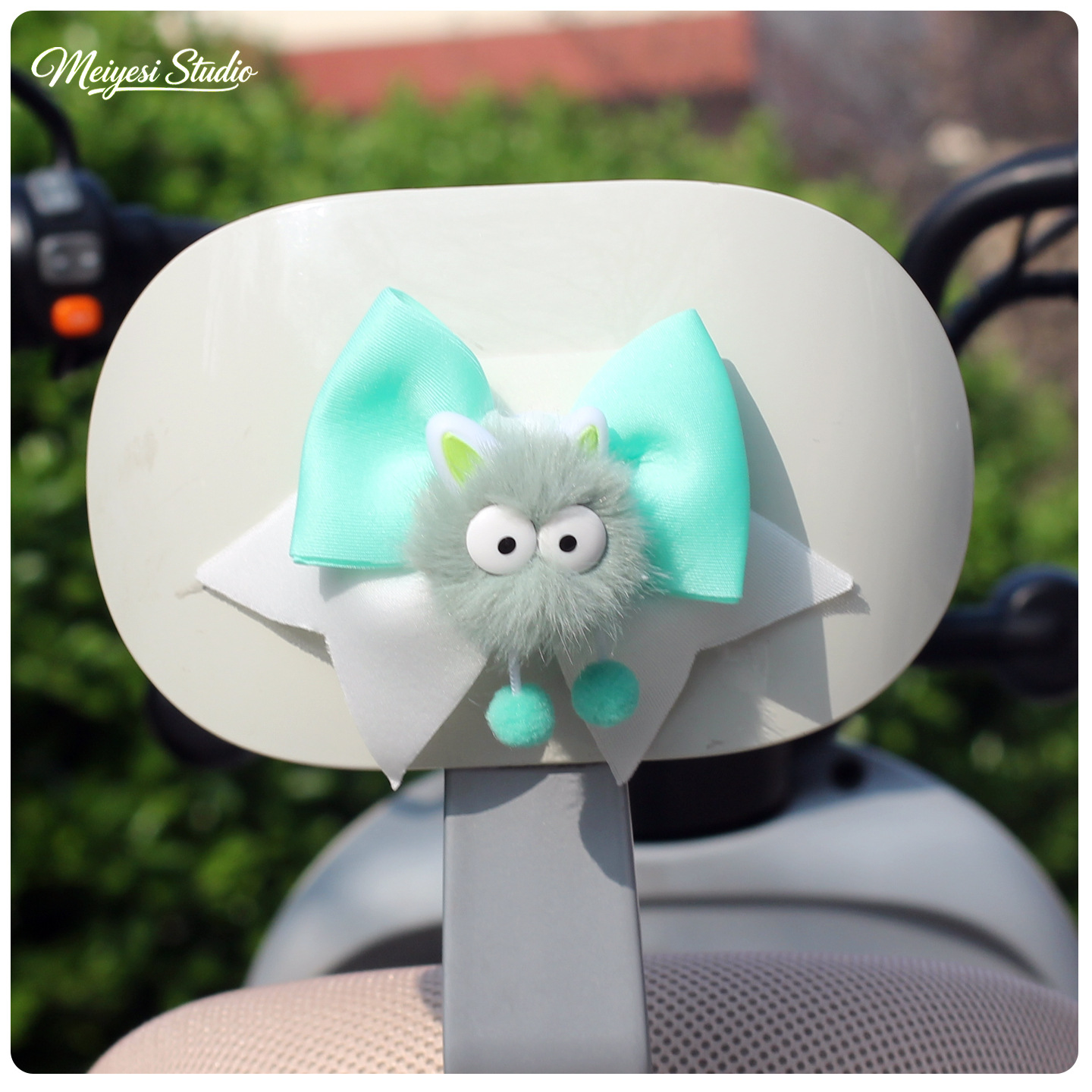 Coche eléctrico color pequeño arco accesorios de decoración orejas de gato pequeño monstruo lindo coche de batería accesorios de modificación pegatinas