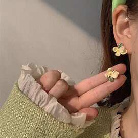 绿色栀子花耳钉~超仙小清新甜美耳环2025年春季新款耳饰花朵耳钉