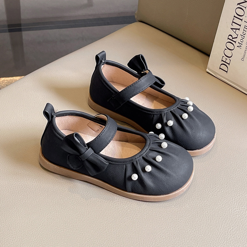 Zapatos de cuero para niñas 2025 nuevo estilo primavera y otoño estilo extranjero para niñas arco con suela suave zapatos de princesa zapatos de perla de moda para niños