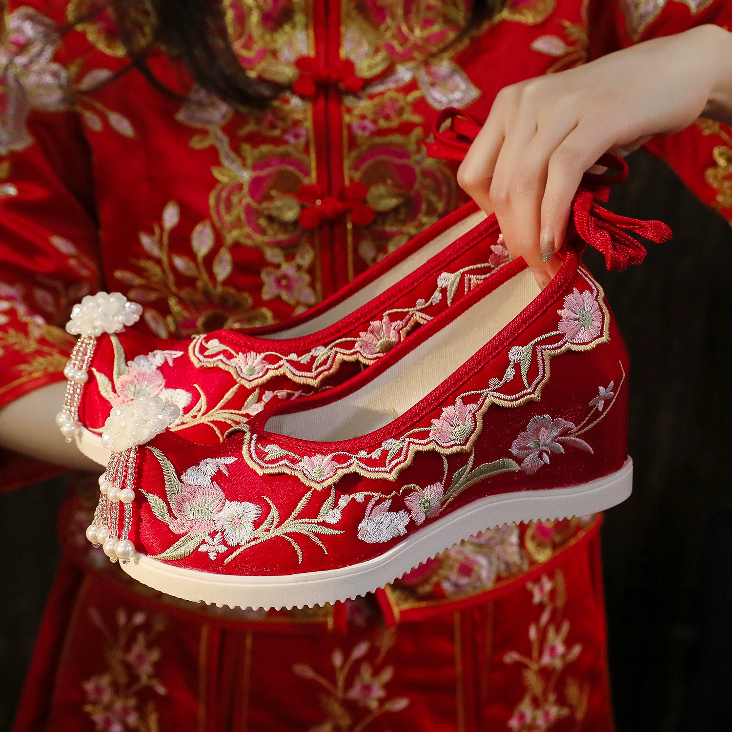 [Кролик] Весна и осень Новые туфли ханьфу с кисточками, туфли с вышивкой в старинном стиле, свадебные туфли Xiuhe, китайский стиль, увеличение внутреннего роста