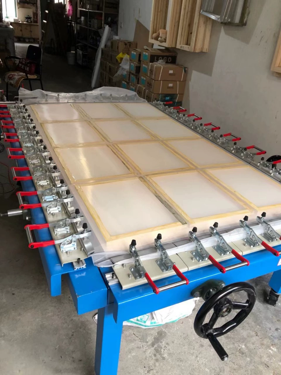 Механическая машина для натяжения экрана с натяжением, машина для натяжения экрана с двойным патроном, машина для натяжения экрана оборудования для трафаретной печати, точность и долговечность