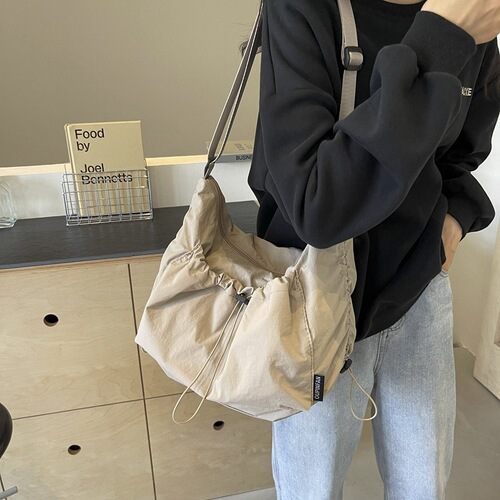 Japanese minimalist crossbody bag for women, fashionable large capacity dumpling bag, solid color versatile shoulder bag, suitable for college students and class use, trendy