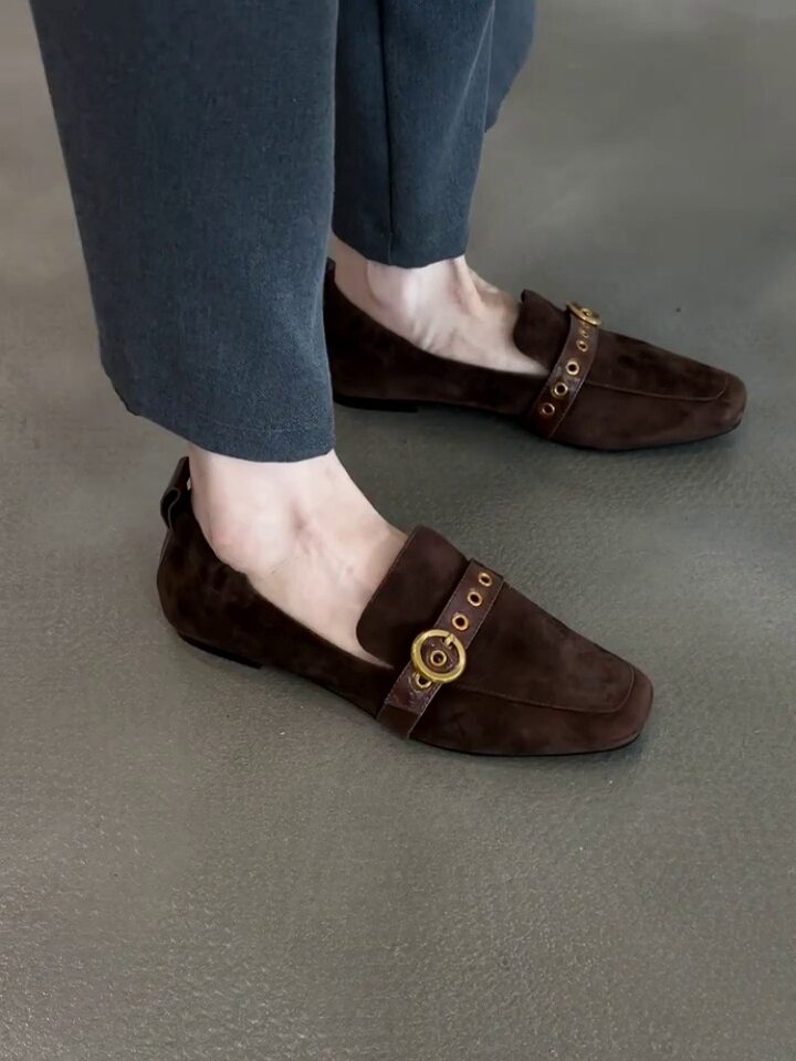 Giày lười nữ da bò mũi vuông khóa thắt lưng, đế bằng gót thấp 1–3 cm — Màu đen, còn hàng, đốm nâu chi tiết 6