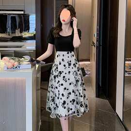 假两件连衣裙女2024年夏季新款方领碎花法式设计感小众A字中长裙