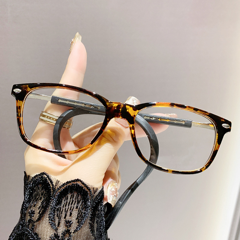 Colgar el cuello de las gafas magnéticas portátiles ultraligero anti-perder artefactos gafas de moda para ancianos gafas de luz única marco de gafas