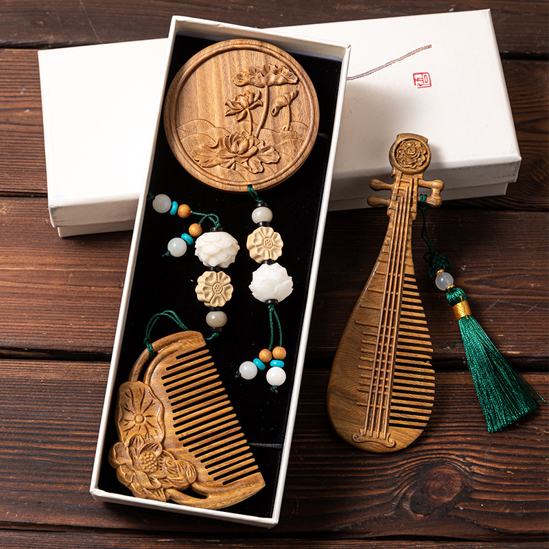 Grandma Giving Mother's Day Gift to Mother 40-year-old Accompanying Gift 60 Mother-in-law Comb National Style Suitable for 50 Elders Practical