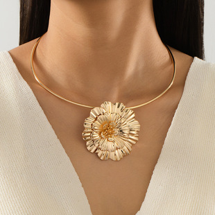 Fashion Internet Celebrity Same Style Golden Flower Pendant Collar European and American Star Street Beat Jewelry Temperament High-end Necklace for Women