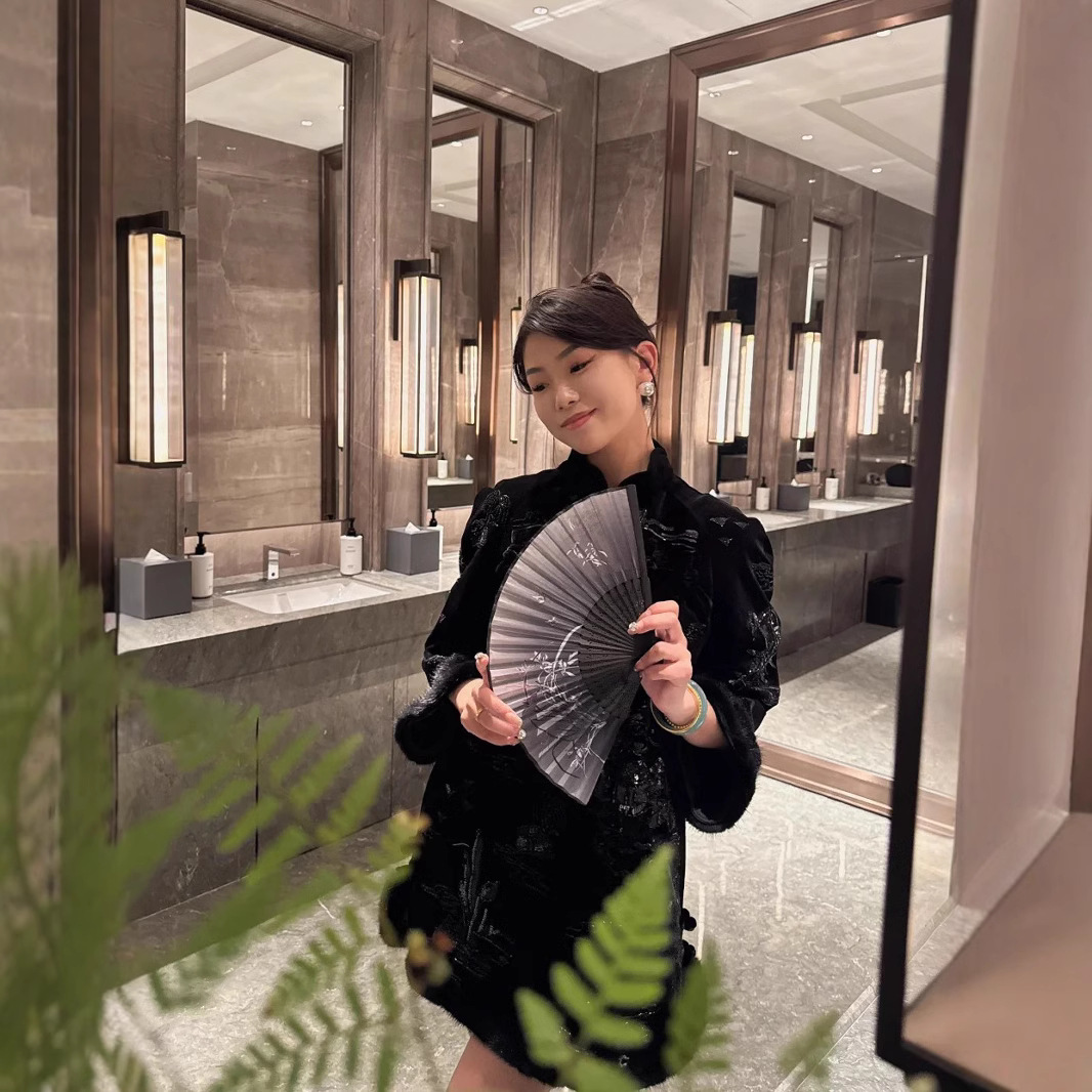 라피트 같은 스타일 2024 가을과 겨울 새로운 수정 된 검은 벨벳 CHEONGSAM 고급 구슬 자수 원피스