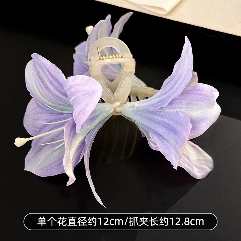 La atmósfera de la simulación estereoscópica de flores de lirio clip de cabello de mujer 2025 nuevo toque de cabeza de primavera rascar clip de pez