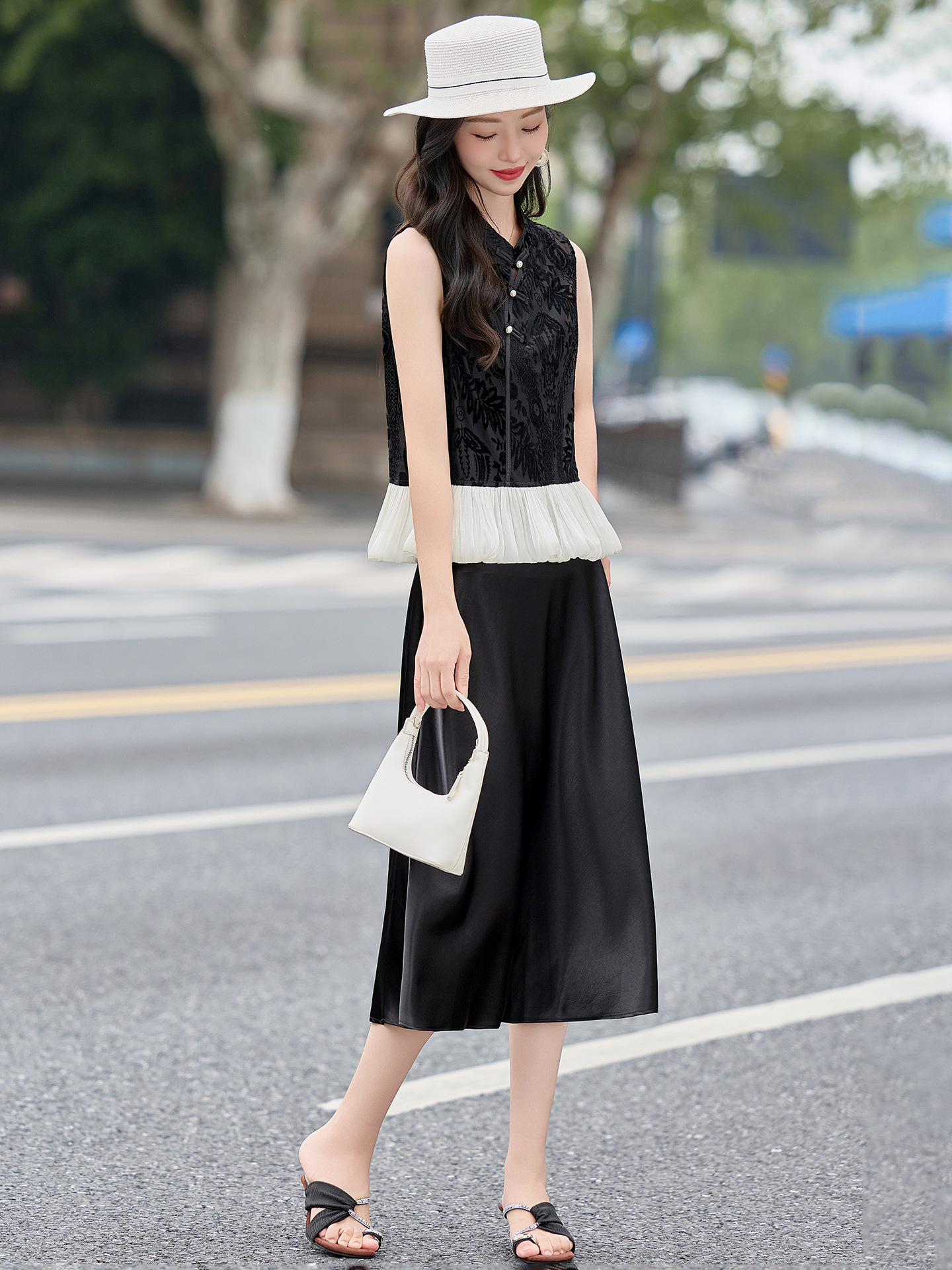 Bộ váy hai mảnh nữ tân cổ điển gồm áo gile và váy yếm hoa văn nổi — màu be, màu đen