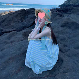 海边度假条纹吊带连衣裙子女2025夏季新款法式气质宽松小个子长裙