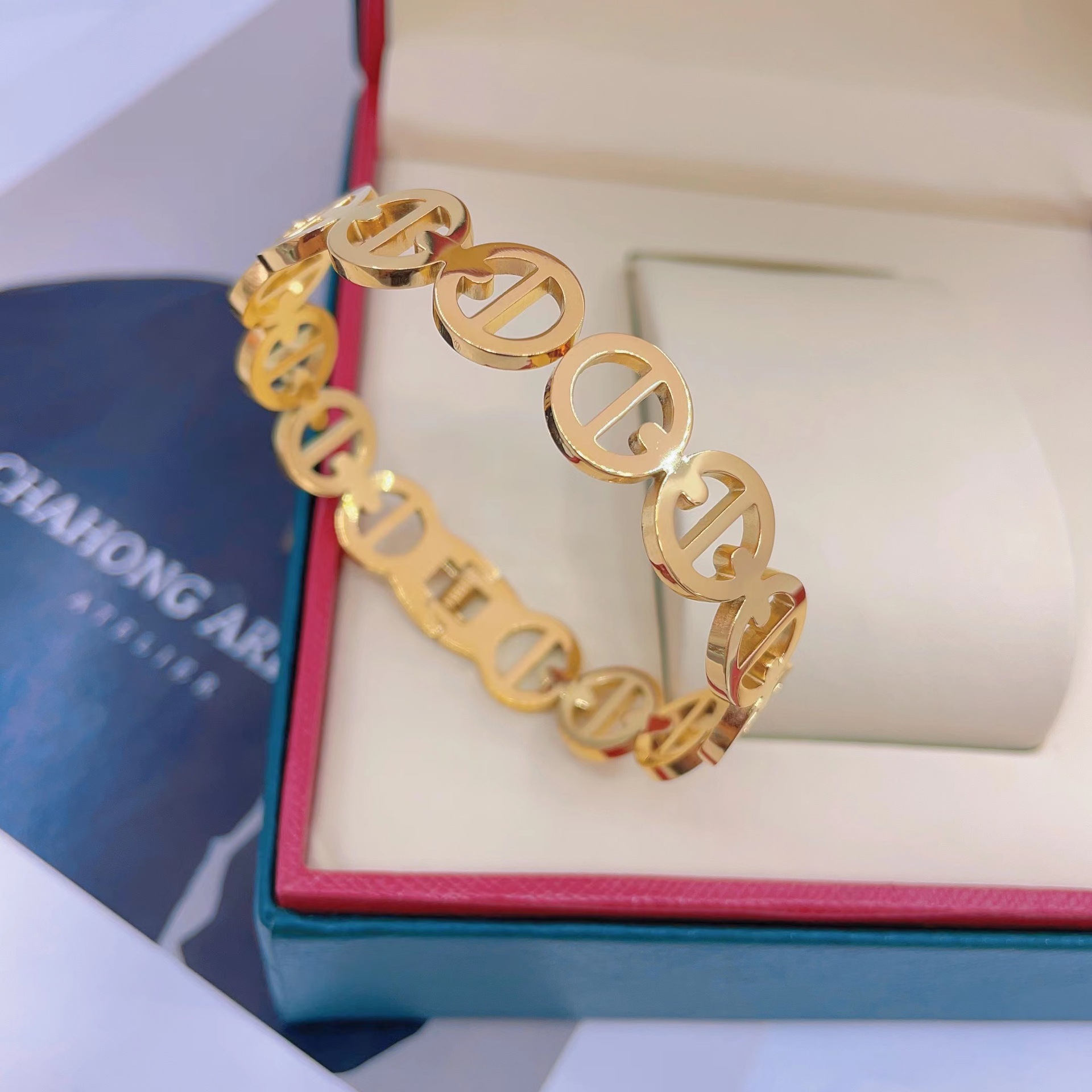 En stock fábrica directa Transfronteriza Popular electrochapado 18K pulsera de acero de titanio femenina personalidad no se desvanece moda nicho moda