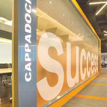 批发彩色渐变办公室玻璃贴膜艺术透明变色半遮挡磨砂静电贴纸装饰