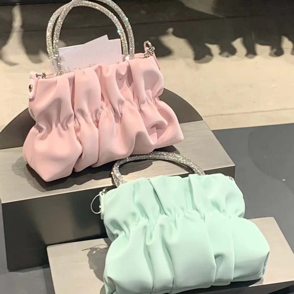 Macaron pequeña bolsa de mensajero portátil fresco para las mujeres 2024 verano nueva moda todo partido plisado nube cadena bolsa