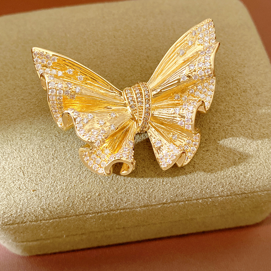 18k oro real galvanizado oro mariposa broche nicho de alto nivel estilo de corte delicada ropa de lujo ligera al por mayor